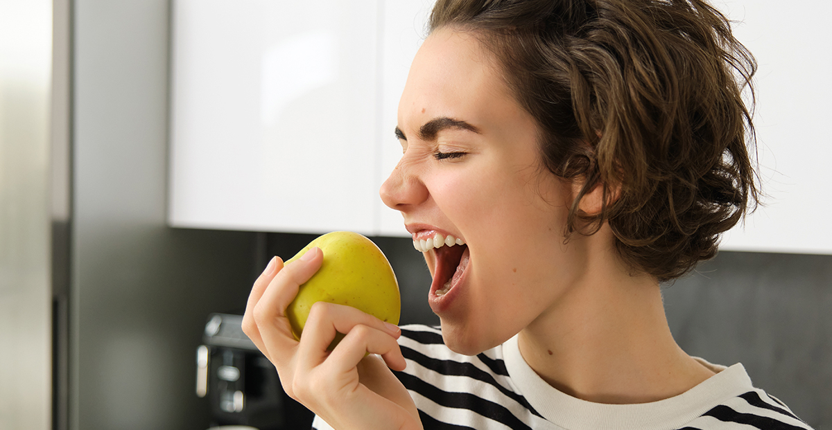 mujer comiendo manzana